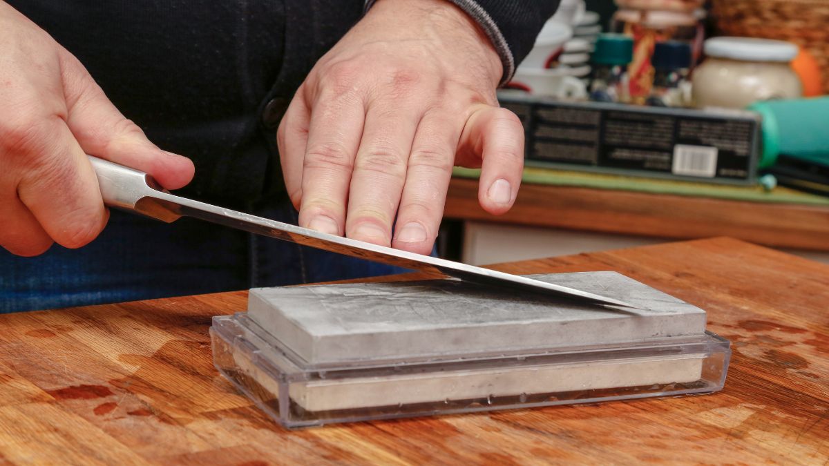Comment affuter un couteau avec une pierre à aiguiser