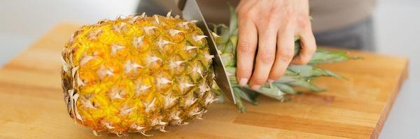 Technique de découpe d'un ananas avec couteau japonais